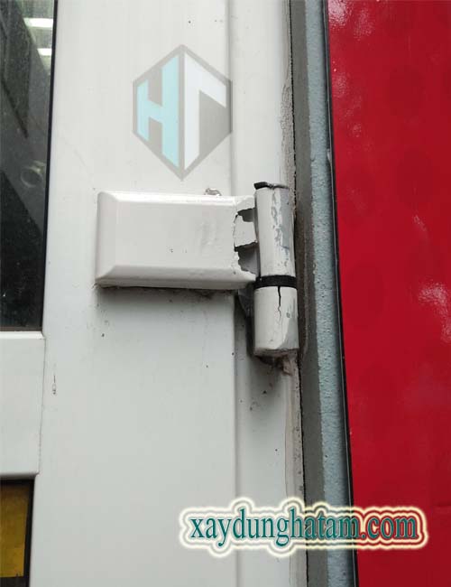 Bản lề cửa nhựa bị hỏng, giải pháp khắc phục